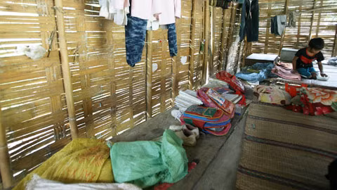 Nhà cách trường học khá xa, đường đèo, dốc lại lắm khe, suối nên những học sinh ở bản Tục phải ở trọ cho tiện việc học hành. Một chiếc phản chạy dọc căn nhà là nơi ăn, ngủ của 6 bạn, 3 nam và 3 nữ.