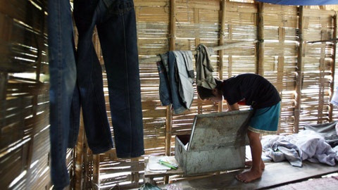 Sở hữu góc ngoài cùng sát tấm liếp thưa, Lô Văn Minh (HS lớp 6A) sợ nhất những đêm đông gió rét ngoài nỗi sợ chạy lũ mỗi mùa mưa. Sở hữu góc ngoài cùng sát tấm liếp thưa, Lô Văn Minh (HS lớp 6A) sợ nhất những đêm đông gió rét ngoài nỗi sợ chạy lũ mỗi mùa mưa.