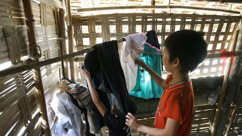 Xa gia đình, Vi Văn Thắng (HS lớp 6C) tự nấu nướng, giặt giũ cũng như các anh, chị cùng lán trọ.