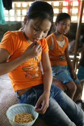 Ngày chỉ 2 bữa trưa và chiều nhưng không phải bữa nào cũng có gạo thổi cơm. Đặc biệt, những đợt nước lên không dám về nhà vì nguy hiểm thì mì tôm là món thường trực của cả nhóm. Ngày chỉ 2 bữa trưa và chiều nhưng không phải bữa nào cũng có gạo thổi cơm. Đặc biệt, những đợt nước lên không dám về nhà vì nguy hiểm thì mì tôm là món thường trực của cả nhóm.