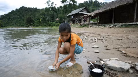 Dòng suối Nậm Hinh là nơi tắm giặt, rửa chén bát…