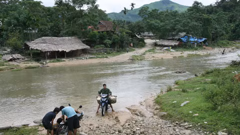 Căn nhà trọ của 6 học sinh nam nữ từ lớp 6 đến lớp 8 nằm gần mép con suối Nậm Hinh, do một người dân bản dựng lên.