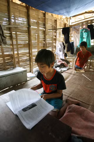 Góc học tập là giường ngủ.