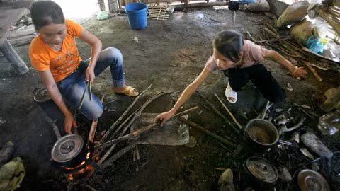 Lớn tuổi nhất là Lường Thị Huyền, học sinh lớp 8A. Huyền thường là người phân công các công việc như kiếm củi, nấu cơm rửa bát cho từng bạn.