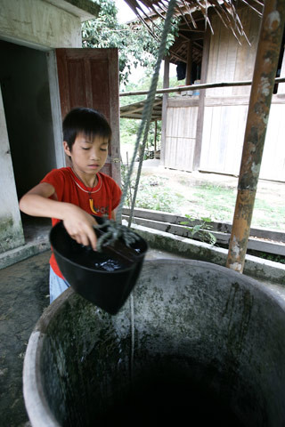 Nước dùng nấu nướng xin ở giếng một gia đình trong bản. Nước dùng nấu nướng xin ở giếng một gia đình trong bản.