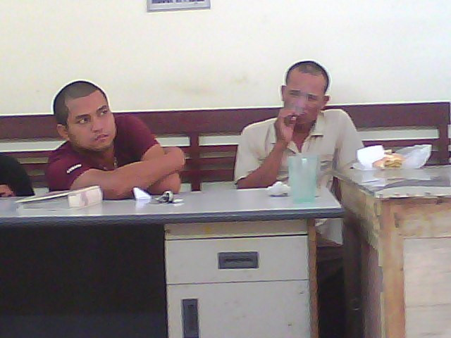 Hai nhân viên bảo vệ của Công ty Cổ phần Dịch vụ Bảo vệ an ninh Cộng Lực bị tạm giữ tại trụ sở CA phường Phạm Đình Hổ vì bị nghi là "côn đồ"