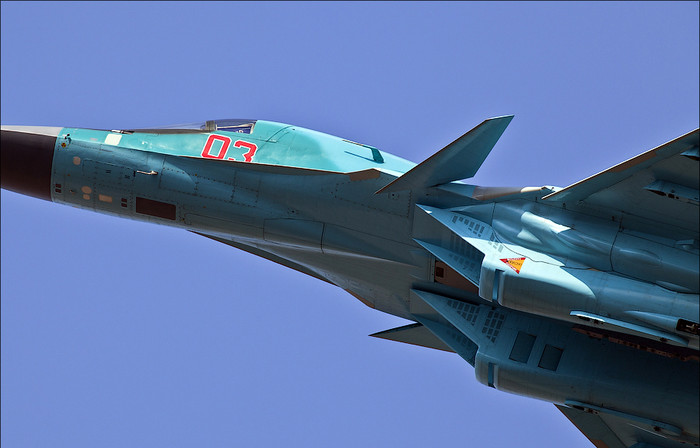 Su-34 có điểm đặc biệt để nhận ra đó là buồng lái lớn khác thường, không chỉ có khoảng không cho 2 phi công ngồi cạnh nhau, mà còn bao gồm cả không gian cho bếp, nhà vệ sinh và một cái giường nhỏ. Su-34 có điểm đặc biệt để nhận ra đó là buồng lái lớn khác thường, không chỉ có khoảng không cho 2 phi công ngồi cạnh nhau, mà còn bao gồm cả không gian cho bếp, nhà vệ sinh và một cái giường nhỏ.