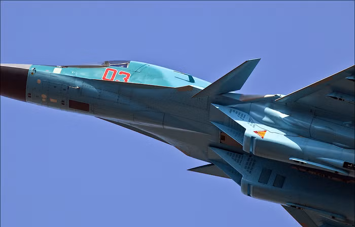 Su-34 có điểm đặc biệt để nhận ra đó là buồng lái lớn khác thường, không chỉ có khoảng không cho 2 phi công ngồi cạnh nhau, mà còn bao gồm cả không gian cho bếp, nhà vệ sinh và một cái giường nhỏ.