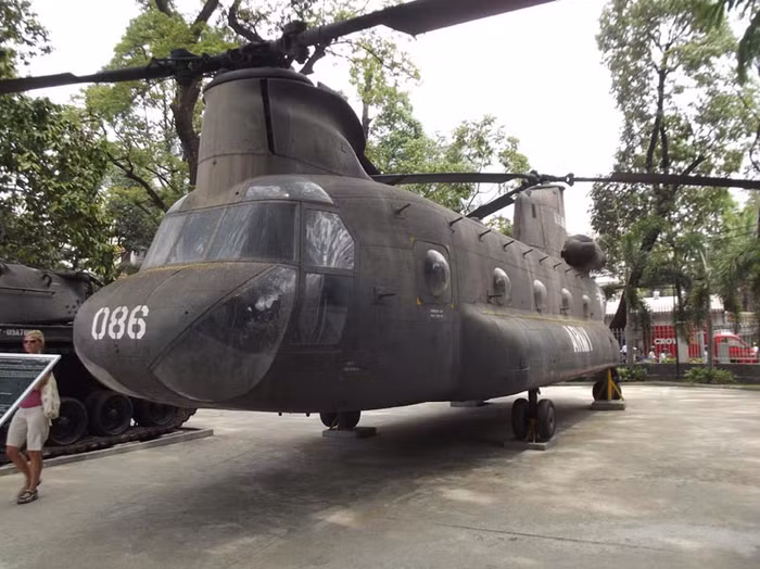Trực thăng Chinook tại Bảo tàng chứng tích chiến tranh Việt Nam. Trực thăng Chinook tại Bảo tàng chứng tích chiến tranh Việt Nam.