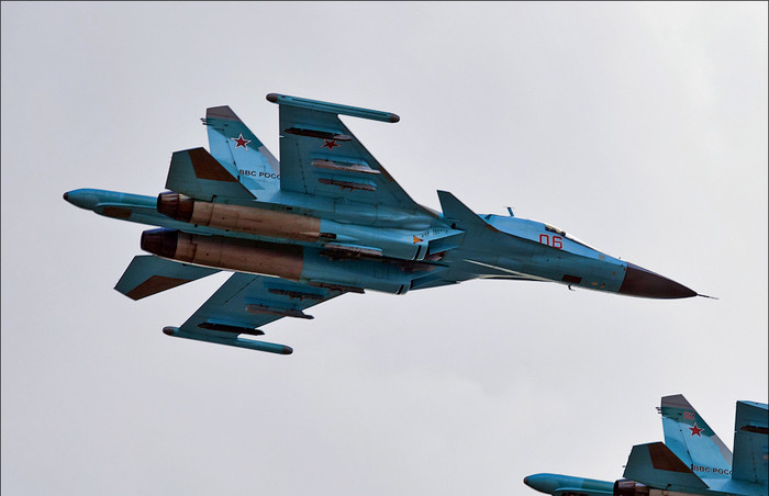 Su-34 có khả năng mang tải trọng vũ khí rất lớn, 12 điểm treo dưới cánh có thể mang 8 tấn bom, tên lửa đối không, đối đất, đối hải các loại. Nó được giữ lại pháo 30 mm GSh-30-1 từ Su-27/Su-30. Su-34 có khả năng mang tải trọng vũ khí rất lớn, 12 điểm treo dưới cánh có thể mang 8 tấn bom, tên lửa đối không, đối đất, đối hải các loại. Nó được giữ lại pháo 30 mm GSh-30-1 từ Su-27/Su-30.