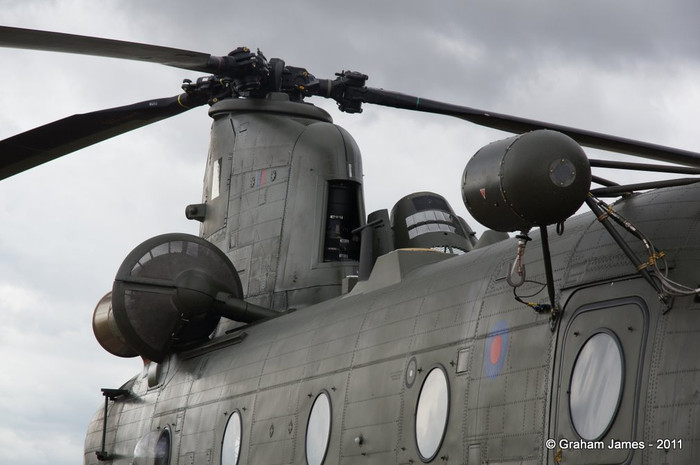 Hình ảnh cận cảnh trực thăng CH-47 Chinook.