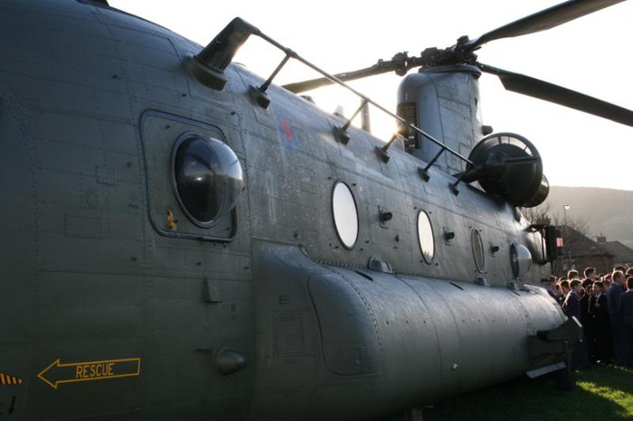 Hình ảnh cận cảnh trực thăng CH-47 Chinook.