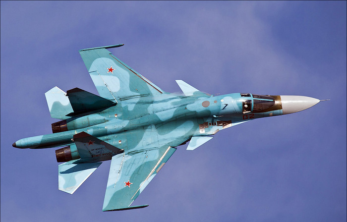 Máy bay có sức chứa nhiên liệu rất lớn, nó có thể bay liền một mạch 4.000 km mà không cần tiếp dầu. Với 3 lần tiếp nhiên liệu trên không, Su-34 có khả năng bay đến 14.000 km. Máy bay có sức chứa nhiên liệu rất lớn, nó có thể bay liền một mạch 4.000 km mà không cần tiếp dầu. Với 3 lần tiếp nhiên liệu trên không, Su-34 có khả năng bay đến 14.000 km.