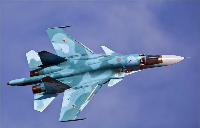 Máy bay có sức chứa nhiên liệu rất lớn, nó có thể bay liền một mạch 4.000 km mà không cần tiếp dầu. Với 3 lần tiếp nhiên liệu trên không, Su-34 có khả năng bay đến 14.000 km.