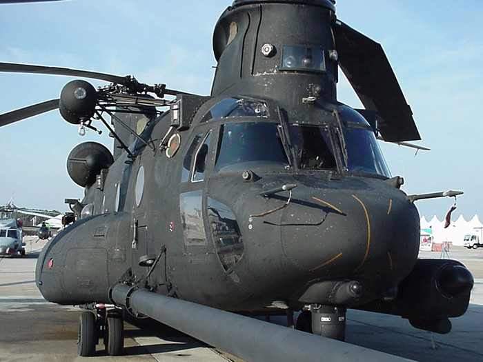 Hình ảnh cận cảnh trực thăng CH-47 Chinook.