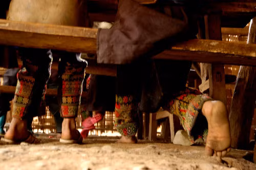 Trong khi trẻ em thành phố được bố mẹ sắm cho những đôi dép đẹp đến trường, thì trẻ em nơi đây đến trường trên những đôi chân đất. Ảnh: Yên Ninh