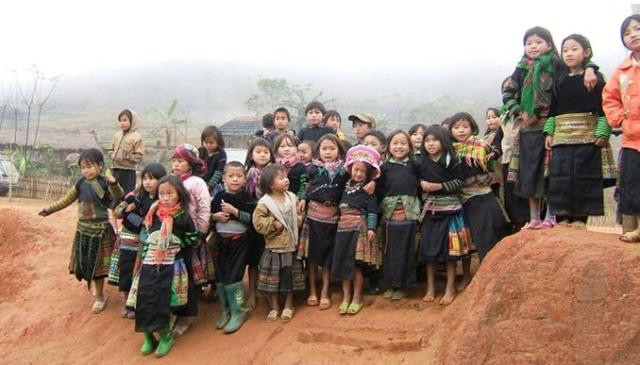 10, 15 năm sau, các cô bé, cậu bé này sẽ là chủ nhân của đất nước. Ảnh chụp tại Sùng Đô ngày 29/12/2009