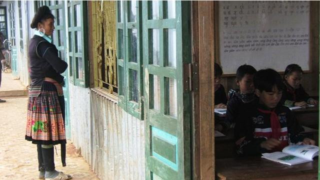 Người mẹ này đã đi 2 ngày đường để đem đến thăm con học tại Trường TH Suối Giàng. Ảnh chụp tại Suối Giàng ngày 29/12/2009