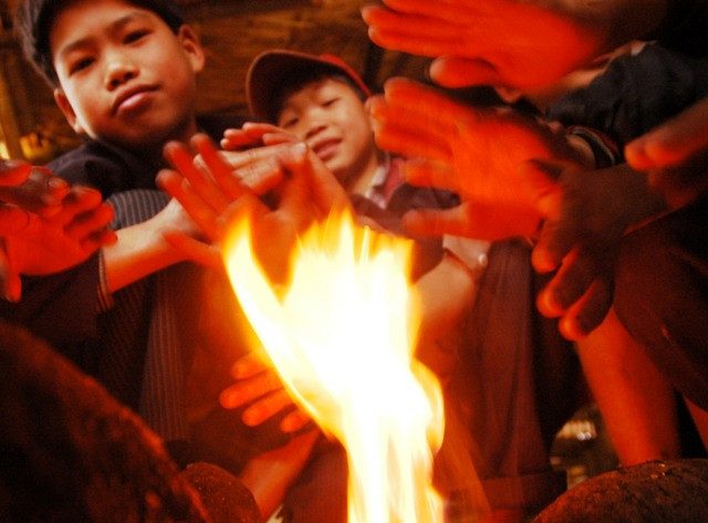 Trời lạnh quá, không ngủ được, các em đành thức dậy đốt lửa sưởi ấm. Ảnh: Yên Ninh Trời lạnh quá, không ngủ được, các em đành thức dậy đốt lửa sưởi ấm. Ảnh: Yên Ninh