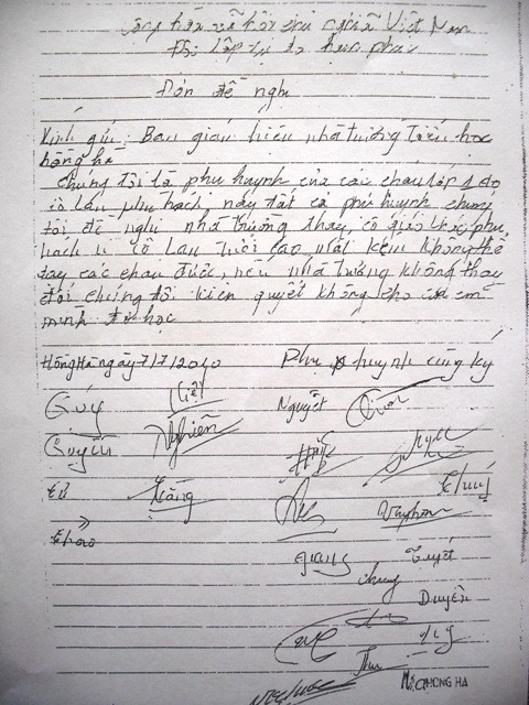 Lá đơn đề nghị của phụ huynh lớp 1E đòi thay cô Lan chủ nhiệm