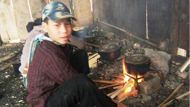 Bữa cơm tự nấu của các em HSCS Suối Giàng. Ảnh chụp tại Suối Giàng ngày 28/12/2009