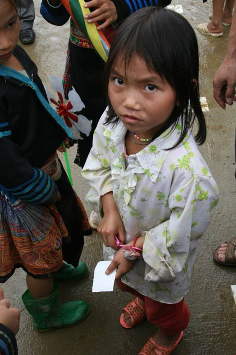 Nhìn những gương mặt nhem nhuốc, đứa thì thò lò mũi xanh, đứa đỏ lòm vì đau mắt, không ít người trong đoàn công tác từ thiện của chúng tôi đã không khỏi rưng rưng xúc động. Nhìn những gương mặt nhem nhuốc, đứa thì thò lò mũi xanh, đứa đỏ lòm vì đau mắt, không ít người trong đoàn công tác từ thiện của chúng tôi đã không khỏi rưng rưng xúc động.