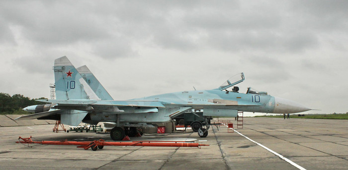 Su-27S (NATO gọi là Flanker B) là biến thể 1 chỗ ngồi với động cơ cải tiến AL-31F. Máy bay này bắt đầu đi vào phục vụ trong Không quân Liên Xô từ năm 1984. Su-27S (NATO gọi là Flanker B) là biến thể 1 chỗ ngồi với động cơ cải tiến AL-31F. Máy bay này bắt đầu đi vào phục vụ trong Không quân Liên Xô từ năm 1984.