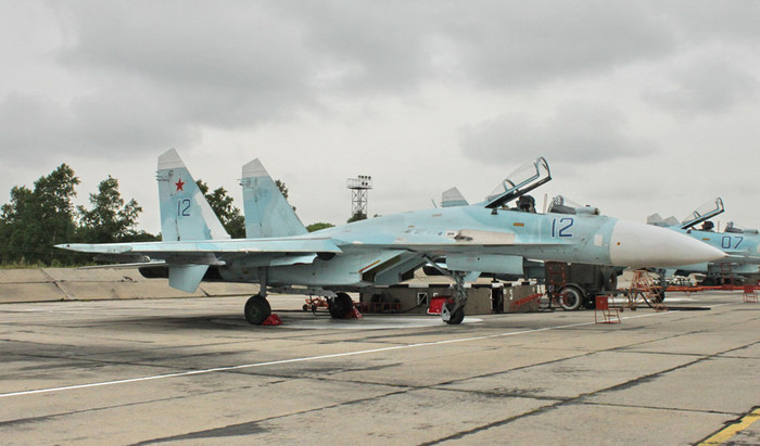 So với các biến thể của Su-27, Su-27SM có buồng lái rất hiện đại, màn hình LCD đa chức năng thay thế cho đồng hồ số và được trang bị radar mạng pha quét điện tử thụ động cũng như động cơ nâng cấp AL-31FM1. So với các biến thể của Su-27, Su-27SM có buồng lái rất hiện đại, màn hình LCD đa chức năng thay thế cho đồng hồ số và được trang bị radar mạng pha quét điện tử thụ động cũng như động cơ nâng cấp AL-31FM1.