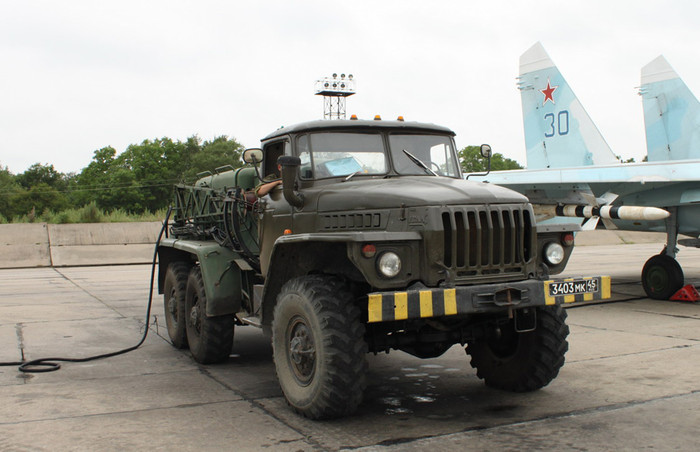 Ô tô làm nhiệm vụ đảm bảo kỹ thuật cho các tiêm kích Su-27SM. Ô tô làm nhiệm vụ đảm bảo kỹ thuật cho các tiêm kích Su-27SM.