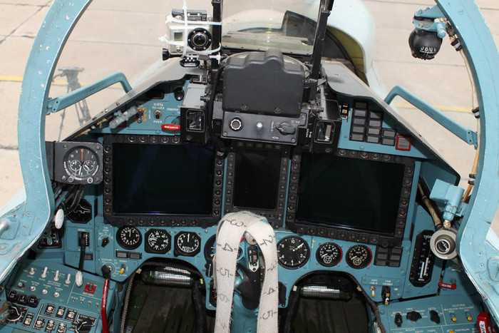 Buồng lái của máy bay Su-27SM. Buồng lái của máy bay Su-27SM.