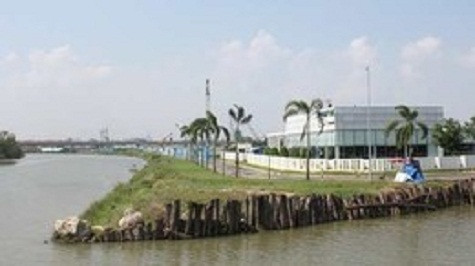 Một doanh nghiệp lấn chiếm kinh rạch bị phát hiện