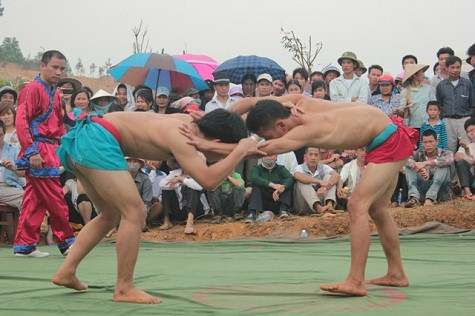 Đấu vật thể hiện sự mạnh khỏe dẻo dai của người đàn ông. Để có mặt tham gia lễ hội này, các võ sĩ đã phải trai qua nhiều trận đấu với những người đàn ông trong bản làng. Người chiến thắng sẽ đại diện cho dân tộc ấy thi đấu.