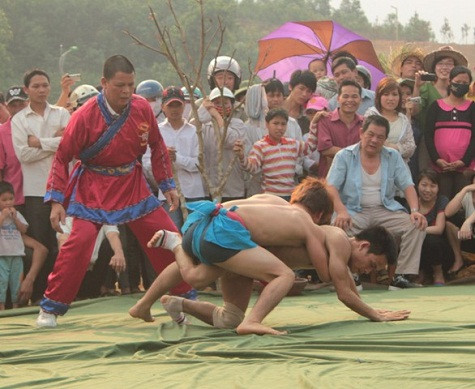 Võ sĩ đai xanh chiếm ưu thế trước đối thủ