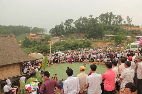 Nhiều người vây quanh võ đài để theo dõi các cuộc so tài