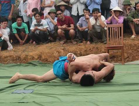 Cuối cùng võ sí đai xanh đã chiến thắng khi vật đối thủ của mình nằm xuống