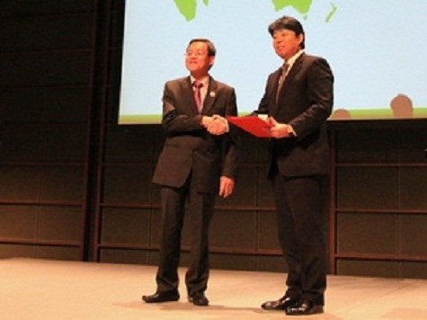 Chủ tịch Ủy ban Nhân dân tỉnh Đồng Nai, ông Đinh Quốc Thái và ông Toshimasa Iue, Giám đốc điều hành bộ phận quốc tế của LIXIL. (Ảnh: PV/Vietnam+) Chủ tịch Ủy ban Nhân dân tỉnh Đồng Nai, ông Đinh Quốc Thái và ông Toshimasa Iue, Giám đốc điều hành bộ phận quốc tế của LIXIL. (Ảnh: PV/Vietnam+)