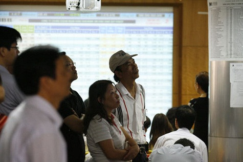 So với phiên 26.4, hai sàn đều tăng điểm. Tuy nhiên, biên độ tăng không cao như mong đợi của nhiều nhà đầu tư do các mã lớn tăng giá ít - Ảnh: Ngọc Thắng So với phiên 26.4, hai sàn đều tăng điểm. Tuy nhiên, biên độ tăng không cao như mong đợi của nhiều nhà đầu tư do các mã lớn tăng giá ít - Ảnh: Ngọc Thắng