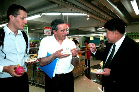 Bộ trưởng Thierry Mariani tỏ ra hứng thú với trái cây Việt Nam và thưởng thức một cách ngon lành Bộ trưởng Thierry Mariani tỏ ra hứng thú với trái cây Việt Nam và thưởng thức một cách ngon lành