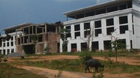 Các hạng mục hạ tầng dịch vụ phía bên ngoài xây dở dang, hiện còn ngổn ngang gỗ và sắt thép.