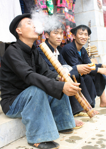 Bên cạnh những ngành nghề thủ công, những món ăn đặc sắc, phiên chợ vùng cao còn mang đượm màu sắc sinh hoạt văn hóa độc đáo của các dân tộc. Trong khi những người phụ nữ bán hàng thì người đàn ông say sưa bên men rượu, hơi thuốc.