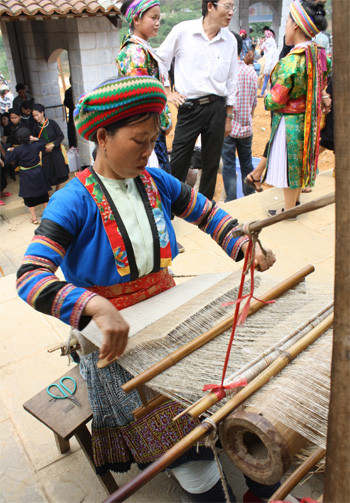 “Thổ cẩm quê tôi đã có thương hiệu mấy chục năm nay. Hiện nhà tôi trồng 20 rẫy lanh vừa bán, vừa để khâu quần áo cho các thành viên trong gia đình”, chị Vừ Thị Mo (36 tuổi) cho biết.