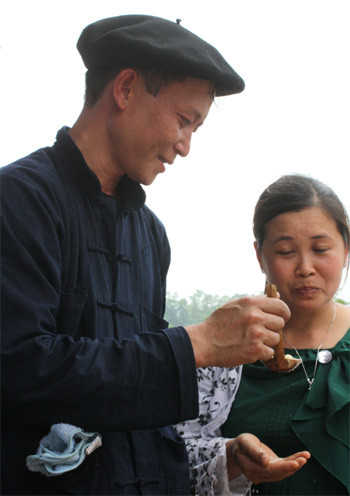 Ngày hội văn hóa các dân tộc là cơ hội để 54 dân tộc trong cả nước giao lưu, tìm hiểu về nét văn hóa, đời sống của nhau. “Tôi rất vui vì được tham dự vào ngày hội này. Lúc đầu nhiều người sợ món thắng cố và mèm mén của chúng tôi nhưng sau khi tôi mời ăn thử thì ai cũng gật gù khen ngon”, anh Giàng A Cối ( dân tộc Mông, Mào Vạc) bộc bạch.