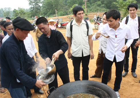 Ở một góc khác, món thắng cố và mèm mén của người Mông ở Mo Vạc (Hà Giang) thu hút rất đông du khách tham quan, ăn uống. “Chúng tôi nấu thắng cố bò, cho thêm thảo quả, xả, gừng và một loại rễ cây lấy trong rừng. Món này ăn kèm với mèm mén (nấu từ bột ngô) là hợp nhất”, anh Giàng Mí Cho cho biết.