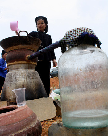 Cùng với món xôi 3 màu, người Nùng ở Lục Ngạn còn mang đến ngày hội mô hình nấu rượu gạo cũng nổi tiếng không kém ở quê mình.