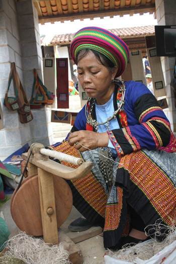Tiếp đó, họ nối sợi lanh vào nhau, cho vào con quay rồi sau đó mới cho vào khung dệt, tẩm màu và làm nên những chiếc váy, cái túi mang nét đặc trưng của người mình. Chị Hạng Thị Pà (50 tuổi, dân tộc Mông, Quản Bạ) nói: “Tôi xuống đây từ ngày 14, đến 22 mới về. Nhờ có ngày này mà tôi có cơ hội được giới thiệu các công đoạn làm thổ cẩm quê tôi đến bạn bè các dân tộc khác”.