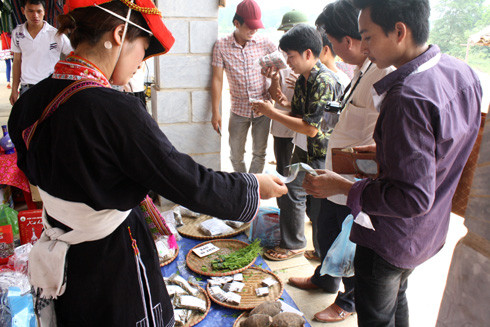 “Tôi tò mò nên đã đến tham quan khu chợ này. Đập vào mắt tôi là sừng sững văn hóa của các dân tộc trong cả nước. Không ngờ tôi vừa có thể tham quan, giao lưu, học hỏi lại có thể mua sắm được những sản vật đặc trưng của đồng bào dân tộc ngay trong lòng Hà Nội”, anh Phạm Văn Tuấn (Hà Nội) chia sẻ.