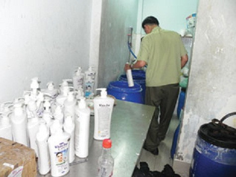 Hiện trường lò sản xuất mỹ phẩm dỏm - Ảnh: Hoàng Việt