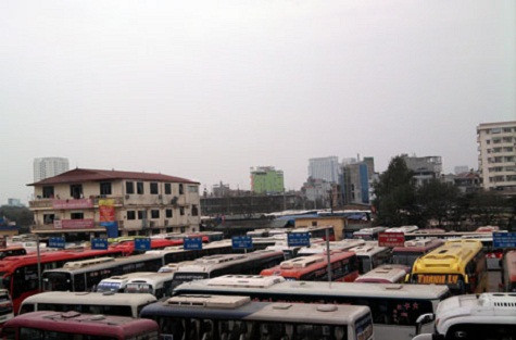 Hoạt động vận tải đang đứng trước áp lực tăng giá xăng và phí bảo trì đường bộ (Ảnh: Dân Trí)