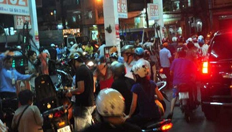 Người dân đổ xô mua xăng trước thời điểm tăng giá. Ảnh: Kiên Cường Người dân đổ xô mua xăng trước thời điểm tăng giá. Ảnh: Kiên Cường