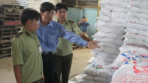 Quản lý thị trường Long An phát hiện đường nhái nhãn hiệu đường Biên Hòa - Ảnh: Lê Sơn Quản lý thị trường Long An phát hiện đường nhái nhãn hiệu đường Biên Hòa - Ảnh: Lê Sơn